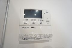 キッチン横からお湯張り、追い炊き、足し湯がボタン一つで楽々操作できる給湯機リモコンです＾＾忙しい夕飯の準備の時間帯に重宝しますね。