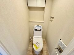 設備は節水型のリモコン洗浄機能付きを採用です 上部収納棚もありますのでストック品も収納できます