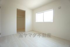 住む人のこだわりを活かす洋室＾＾日当たりがよく、寝室としての利用もおすすめ。広めのクローゼットもあり荷物もすっきり片付けれ、ゆとりのある暮らしが出来ます＾＾
