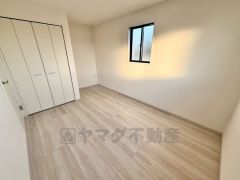 家具を選ばないナチュラルなフローリングとシンプルなクロスです＾＾居室としてももちろん、収納や書斎、お子様のプレイスペースにも＾＾使い勝手が良さそうです＾＾