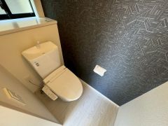 ウォシュレット付きトイレです。1階2階の2ヶ所にトイレがあるので、忙しい朝にもゆとりができますね＾＾