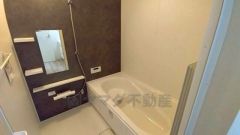 1日の疲れを癒すくつろぎのバスルーム。足を伸ばしてもゆったりと入れるサイズです。お子様と一緒にお風呂に入っても狭くないですね＾＾