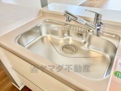 大きなお鍋も楽々洗える幅の広いシンクです＾＾ステンレスシンクなので簡単にお掃除できますよ。洗剤やスポンジもすっきりできる収納付き。