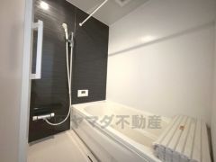 1日の疲れを癒すくつろぎのバスルーム。足を伸ばしてもゆったりと入れるサイズです。お子様と一緒にお風呂に入っても狭くないですね＾＾