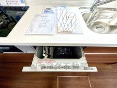 炊事時間を大幅に短縮できる食器洗浄乾燥機付き＾＾食器を洗う手間が減るので家族とのコミュニケーションの時間や自分の時間が増えますね。