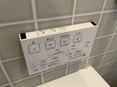 壁リモコンタイプのウォシュレット付き。すっきりした見た目で、トイレ奥の掃除もしやすいです。