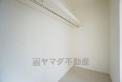 同仕様写真。収納量たっぷりのウォークインクローゼット。衣類だけでなくバッグや帽子などもまとめて収納できるのでお出かけの準備もスムーズ。