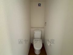 ウォシュレット付きトイレです。1階2階の2ヶ所にトイレがあるので、忙しい朝にもゆとりができますね＾＾
