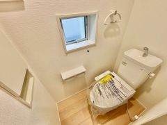 ウォシュレット付きトイレです。1階2階の2ヶ所にトイレがあるので、忙しい朝にもゆとりができますね＾＾