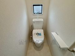 ウォシュレット付きトイレです。1階2階の2ヶ所にトイレがあるので、忙しい朝にもゆとりができますね＾＾