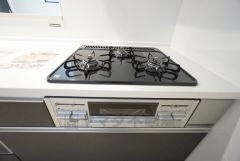 3種類の料理が同時に調理できる、3口ガスコンロ。忙しい朝食やお弁当作りも効率良くお料理できますね＾＾