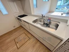 収納も、作業スペースも広々と設けられた使いやすいシステムキッチンです＾＾カウンターキッチンなので、ご家族と会話をしながら楽しくお料理ができます＾＾