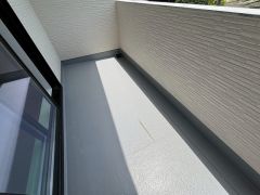 陽当たりの良いバルコニーです。お洗濯やお布団干しはもちろん、日光浴スペースにも。足元は防水工事施工済です。