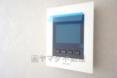 防犯性もばっちり、TVモニター付きインターホン完備。大きなモニターで玄関先を確認できます。録画機能が付いているので不在時の訪問者も確認できて安心です＾＾