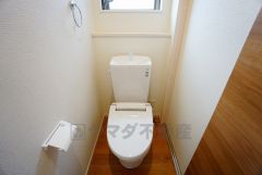 同仕様写真。現況と異なる場合は現況を優先します。ウォシュレット、暖房便座、節電・節水機能など、使い勝手のよい高機能トイレです。