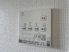 浴室暖房乾燥機。冬は浴室内を暖めることができ、夏は涼しくすることができるため、入浴時から快適です。また、浴室を乾燥させることができるのでカビの発生を防ぐ効果も＾＾
