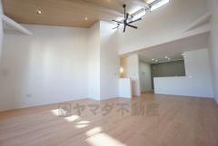 家族が集まる開放的なリビング。思い思いの時間を過ごしたり食事をしたり、素敵な団らんの場になりますね。