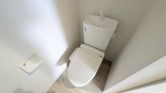 ウォシュレット付きトイレです。1階2階の2ヶ所にトイレがあるので、忙しい朝にもゆとりができますね＾＾