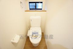 ウォシュレット付きトイレです。1階2階の2ヶ所にトイレがあるので、忙しい朝にもゆとりができますね＾＾