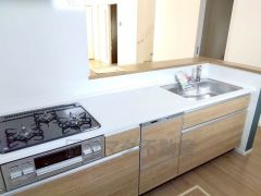 収納も、作業スペースも広々と設けられた使いやすいシステムキッチンです＾＾カウンターキッチンなので、ご家族と会話をしながら楽しくお料理ができます＾＾