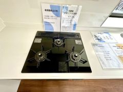 3種類の料理が同時に調理できる、3口ガスコンロ。忙しい夕食の支度時間が短縮できて効率よくお料理が楽しめます。