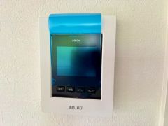 防犯性、セキュリティ対策に安心できるテレビモニター付きインターフォンです。セールスマン対策にもなり安心できます。