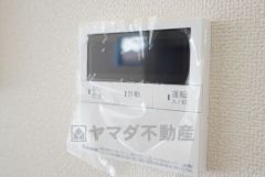 キッチン横からお湯張り、追い炊き、足し湯がボタン一つで楽々操作できる給湯機リモコンです＾＾忙しい夕飯の準備の時間帯に重宝しますね。