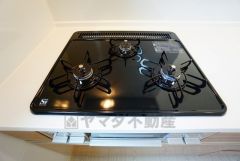 同仕様写真。複数の調理を一度に行うことができる3口コンロ。効率よくお料理が出来ます。毎日のお料理も楽しくなりますね＾＾