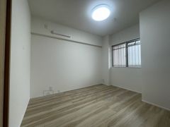 家具を選ばないナチュラルなフローリングとシンプルなクロスです＾＾