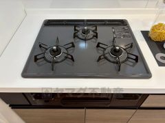 3種類の料理が同時に調理できる、3口ガスコンロ。忙しい夕食の支度時間が短縮できて効率よくお料理が楽しめます。