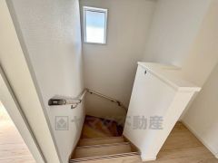 日中でも暗くなりがちな階段には、小窓を配置し採光も考えられたつくり＾＾