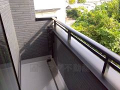 陽当たりの良いバルコニーです。お洗濯やお布団干しはもちろん、日光浴スペースにも。足元は防水工事施工済です。