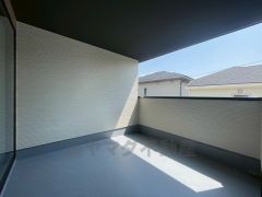 2階のインナーバルコニーは、テーブルセットを設置して気軽に外で朝食やお茶など楽しむセカンドリビングとしても利用できます。