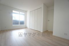 寛ぎの時間を紡ぎだす主寝室は、大型ベッドを置いても余裕の広さを確保しています。