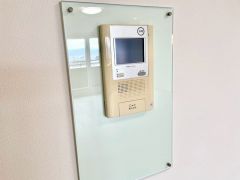 防犯性、セキュリティ対策に安心できるテレビモニター付きインターフォンです。セールスマン対策にもなり安心できます。
