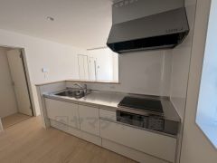 リビングダイニングを見渡せるキッチンです。家族とコミュニケーションをとりながら、楽しくお料理や片付けができそうです。