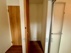 洗面室に収納あり＾＾雑然とした洗面室がすっきり片付けやすくなりますし、パジャマや下着を個室に取りに行くという手間も省けます。