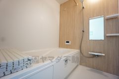 同仕様写真。現況と異なる場合は現況を優先します。1日の疲れを癒すくつろぎのバスルーム。足を伸ばしてもゆったりと入れるサイズです。お子様と一緒にお風呂に入っても狭くないですね＾＾