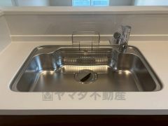 大きなお鍋も楽々洗える幅の広いシンクです＾＾ステンレスシンクなので簡単にお掃除できますよ。洗剤やスポンジもすっきりできる収納付き。