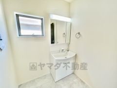三面鏡にハンドシャワー付きで使いやすい洗面台です＾＾鏡裏と洗面ボウル下に収納付きの洗面台なので、整理整頓ができスッキリと使えます＾＾