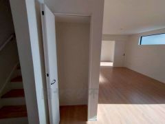 階段下には収納があります。掃除道具など入れても便利ですね＾＾