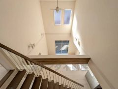 南側上部も明り取りの窓があります