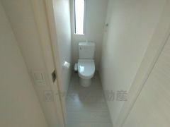 温水洗浄機付トイレです。節水機能もあるので、安心して使えますね。もちろん、1階2階の2ヶ所にトイレがあるので、忙しい朝にもゆとりができますね。