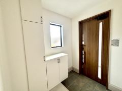 玄関扉から光の差し込む明るい玄関です。 たっぷり収納できるシューズボックス付きなので、家族全員の靴がきれいに整頓できます。