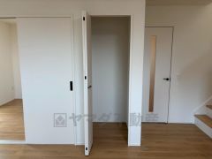リビングには収納を設けています。家族の収納場所が一つにまとまっていることで、物の管理、片付けがしやすくなります。急な来客があっても、気持ちよくリビングにお通しできますね。
