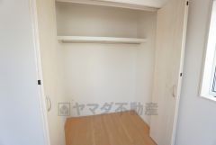 大きめのクローゼットがついた使いやすい洋室です。すっきりと整理整頓できるので気持ちよくすごせます＾＾