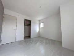 7.5帖の洋室。大きめのクローゼットがついた使いやすい洋室です。すっきりと整理整頓できるので気持ちよくすごせます＾＾