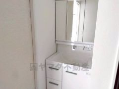 洗面台、洗濯機置き場、バスルームが連なっている、生活導線の考えられた作りになっています。