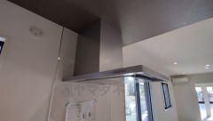 お手入れが簡単なスリム型レンジフードです。調理により発生する油煙や臭いを吸い込み、屋外へ排気してくれます。