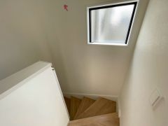 日中でも暗くなりがちな階段には、小窓を配置し採光も考えられたつくり＾＾手摺付きなので安全に上り下りできますね＾＾
